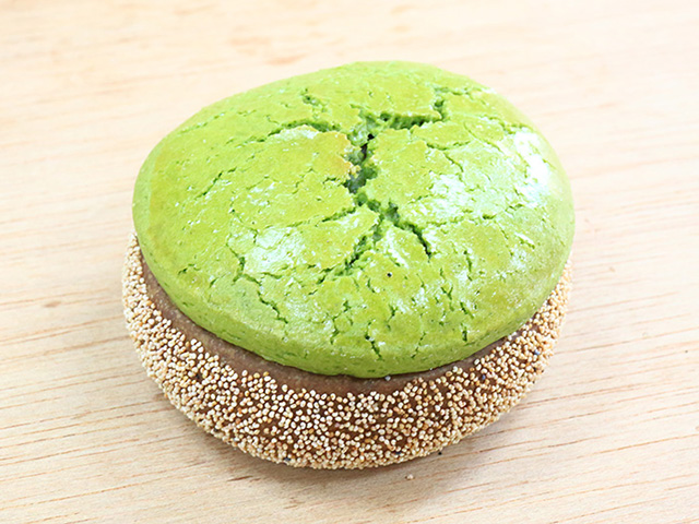 エスプレッソコーヒー生地の抹茶クッキーと黒ねりゴマあん